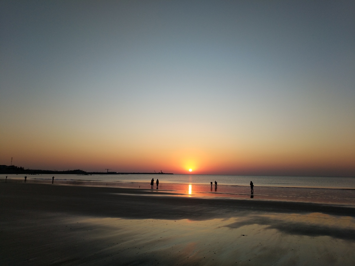太阳初升微光乍现海上日出真的是很治愈了