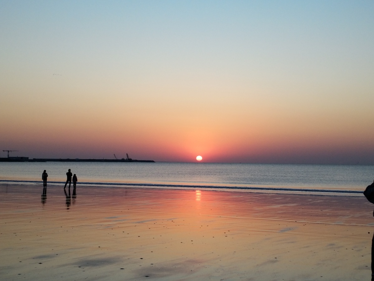 太阳初升微光乍现海上日出真的是很治愈了