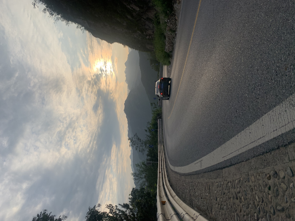 在山区公路上行驶的汽车