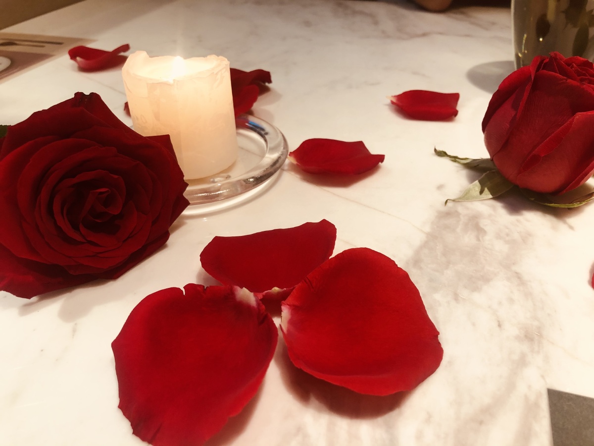 玫瑰花红酒浪漫的烛光晚餐