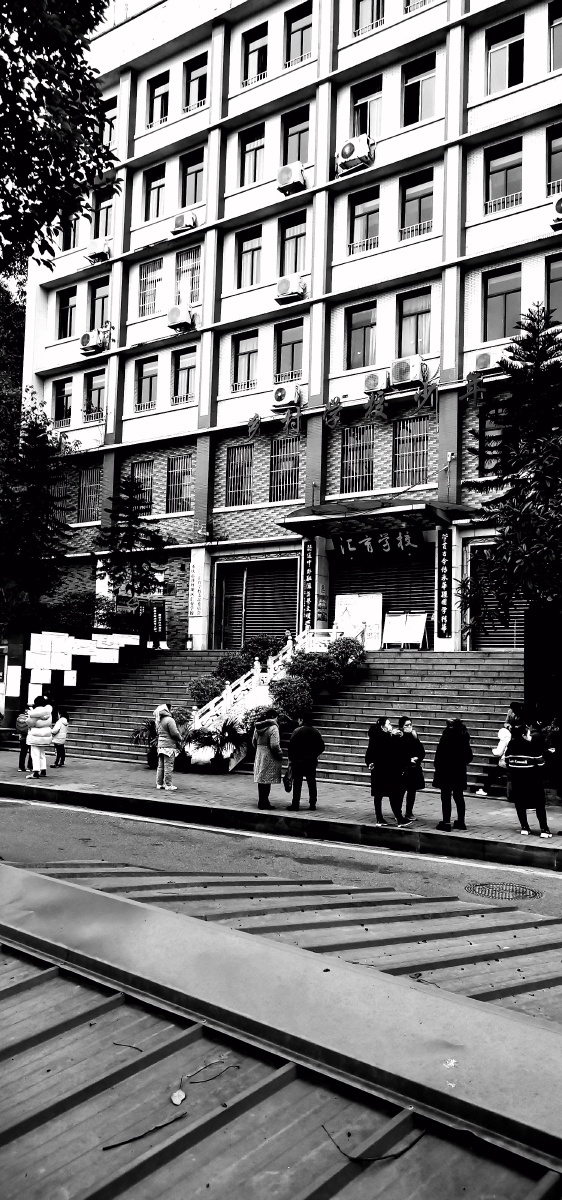 小学门口接娃的家长手机摄影黑白摄影实景拍摄重庆土湾汇育小学