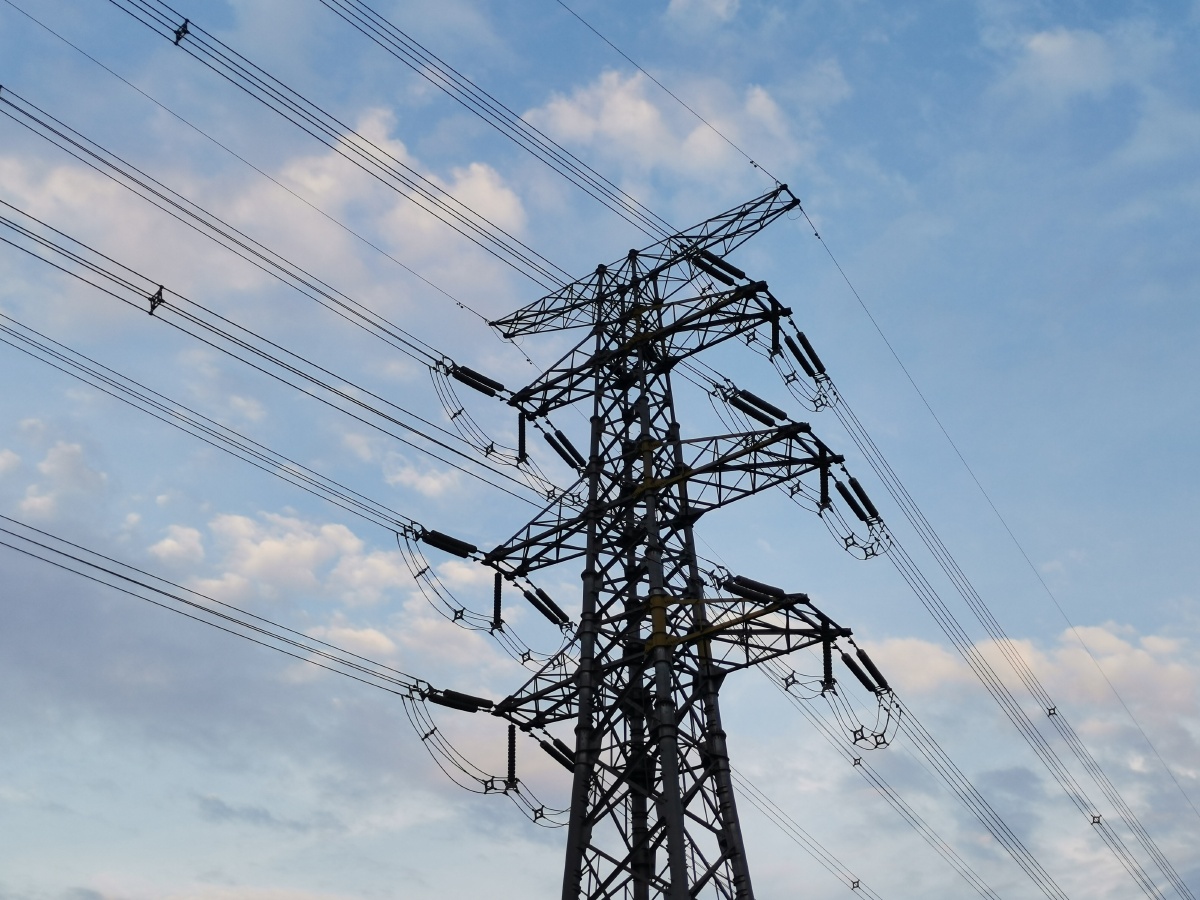 蓝天白云下威严的高压铁塔