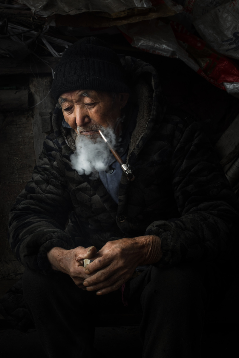 抽叶子烟的大爷很些像指环王里的甘道夫烟枪就是他的魔杖