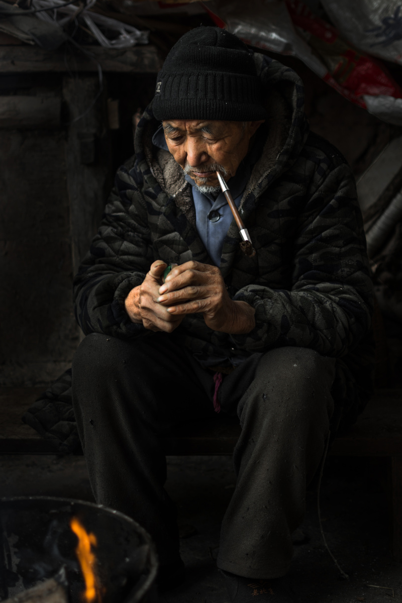 抽叶子烟的大爷很些像指环王里的甘道夫烟枪就是他的魔杖