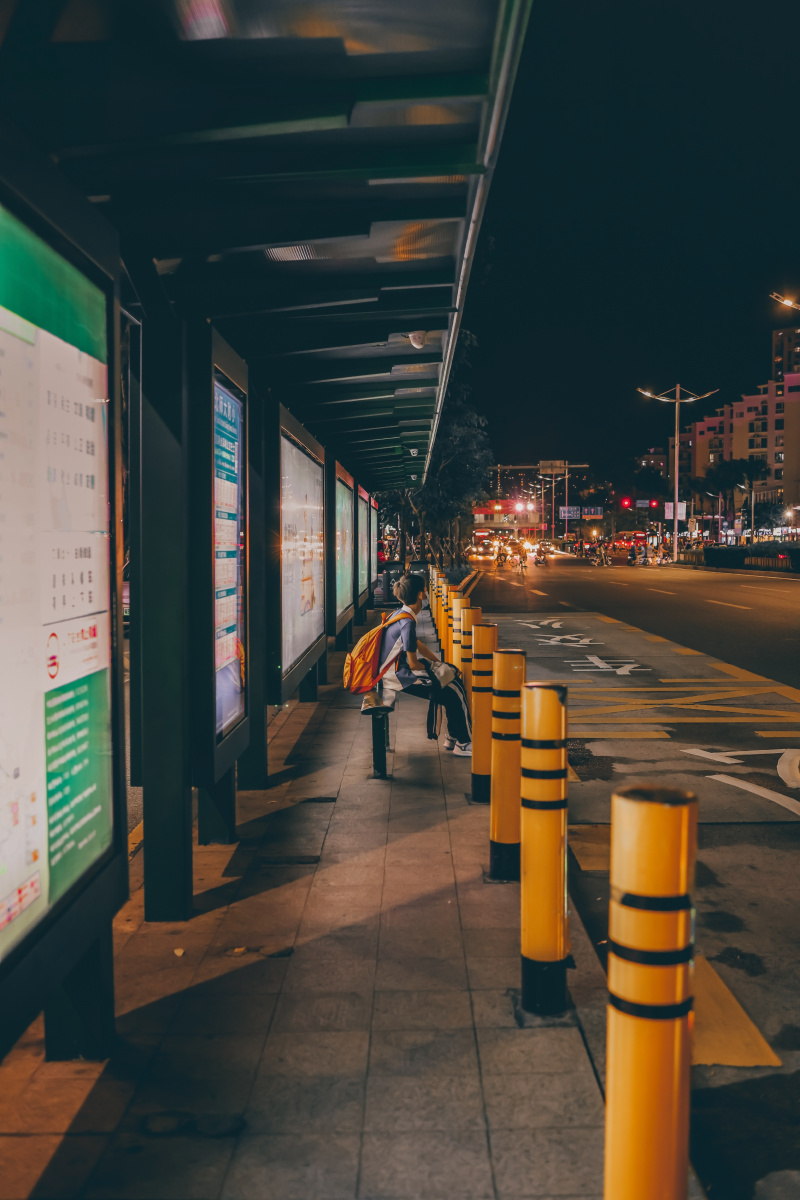 等公交车的男孩