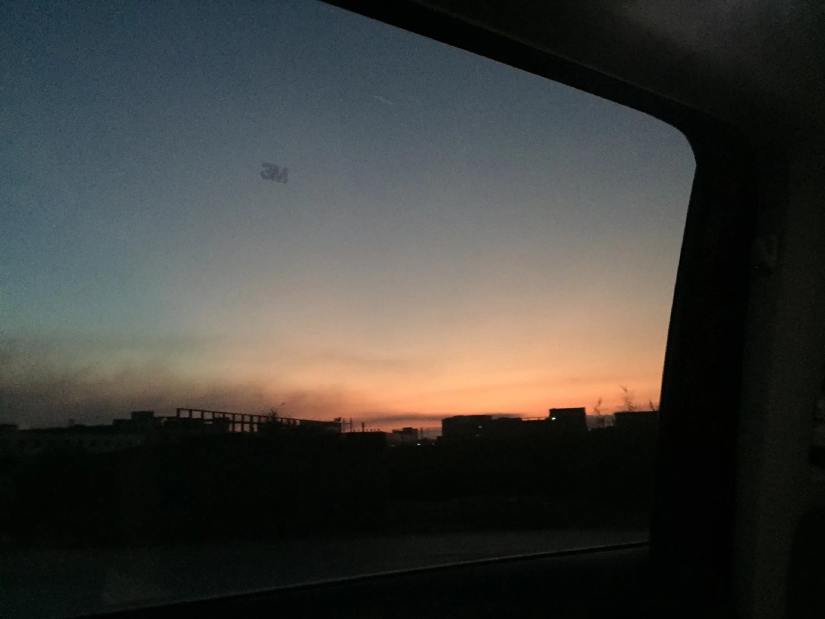 车窗上的日出