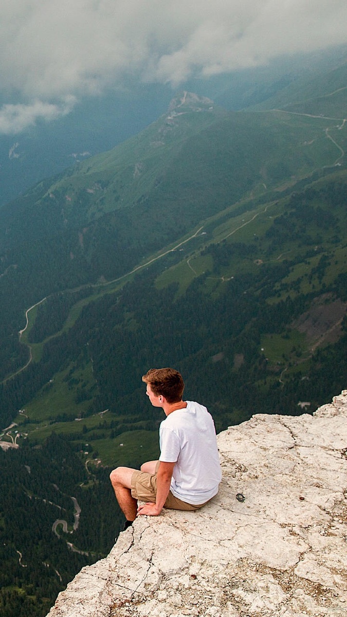 你总是发呆的看向远方