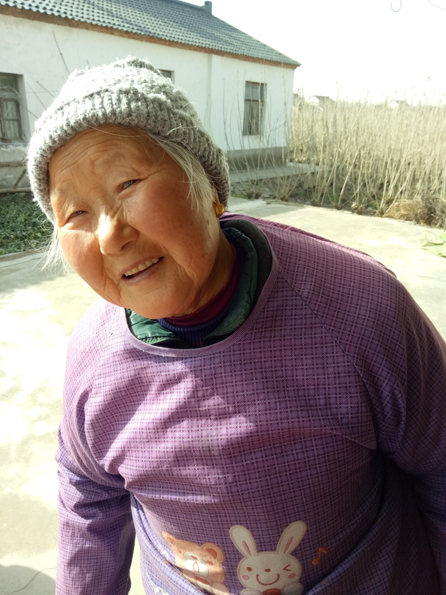 笑容满面的奶奶