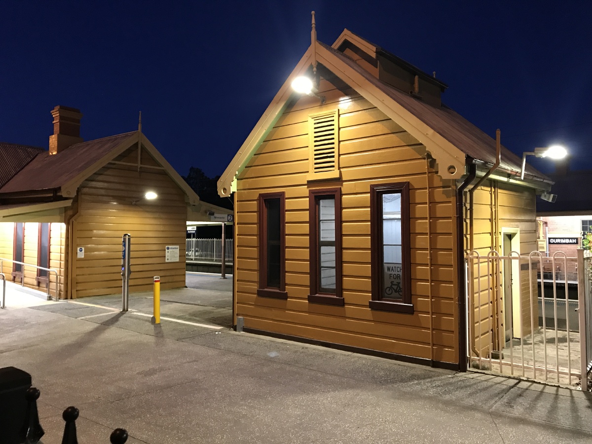 夜晚路边黄色小屋