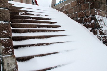 积雪覆盖下的台阶