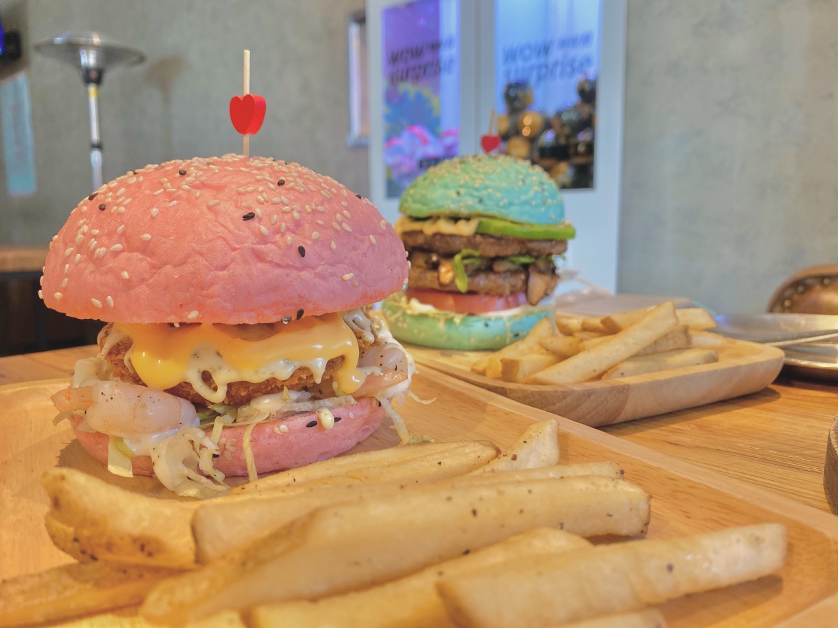 北京丰台区探店彩色的汉堡治愈系粉蓝cp