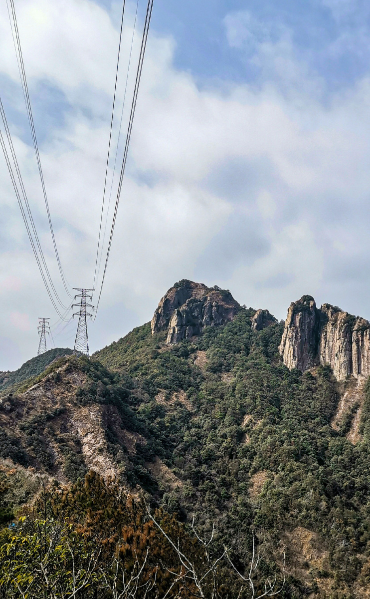 铁塔万水千山翻山越岭只为万家灯火人间冷暖拍摄于三门石笋山下岙山