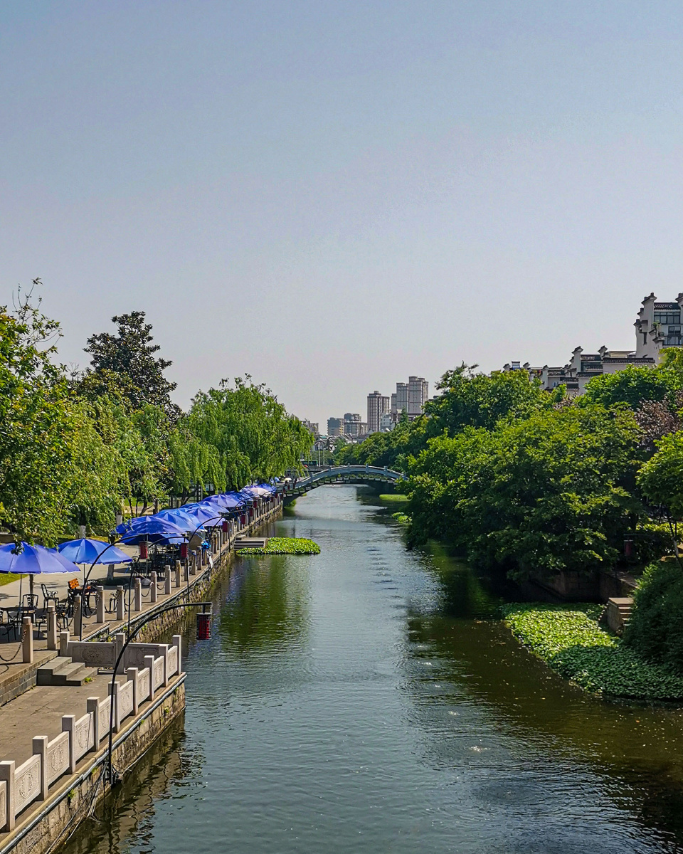 相比于夜晚近午的霅溪显得清静