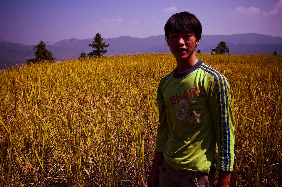 08gp1529_1 br /> 劳作的瑶族孩子……小帅哥啊