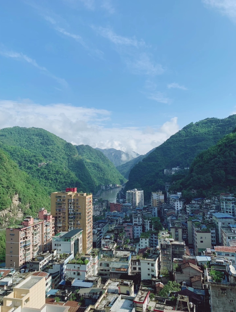 云南盐津网红城一角山峦叠嶂楼房林立一幅美丽的山水画卷