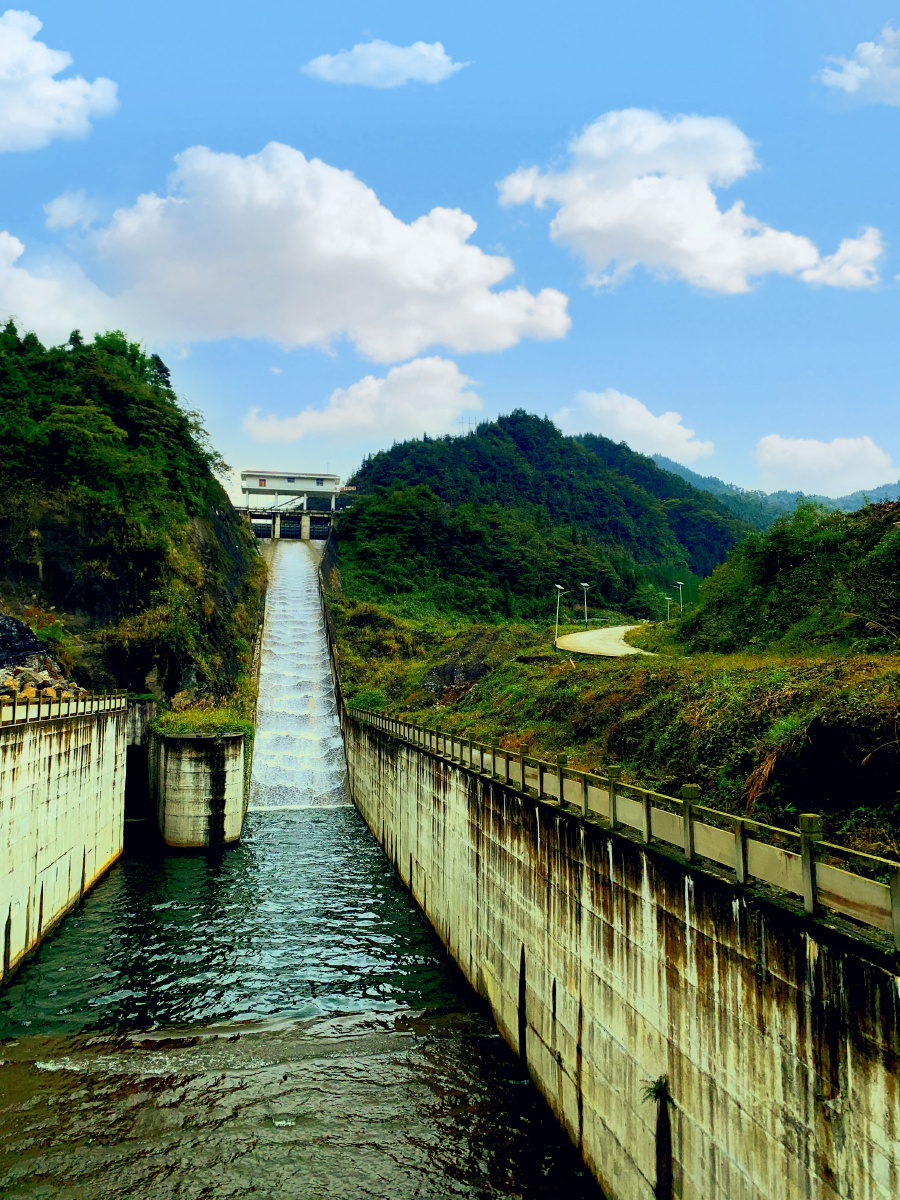 晴空万里下人工瀑布泄洪坝段美景