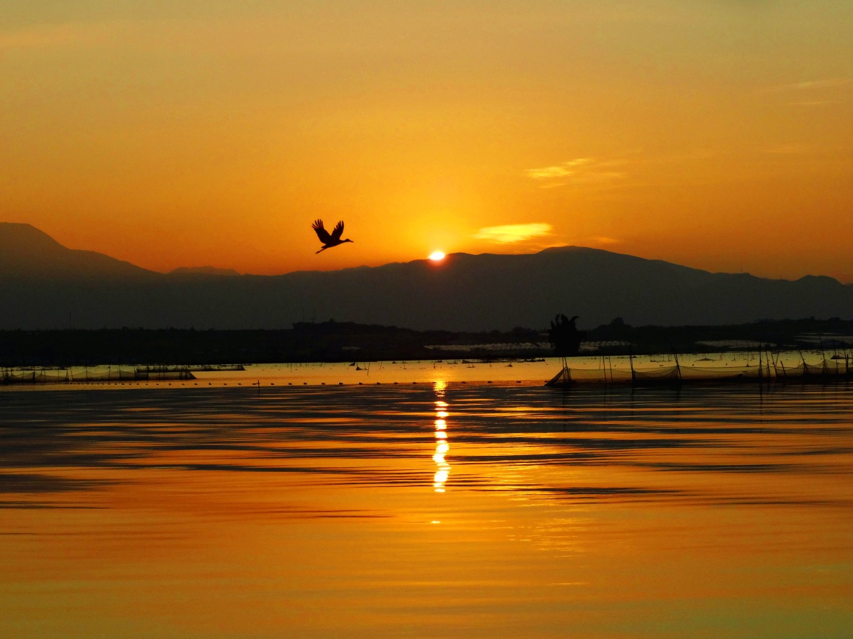 落日余晖,手机拍摄于云南红河蒙自长桥海