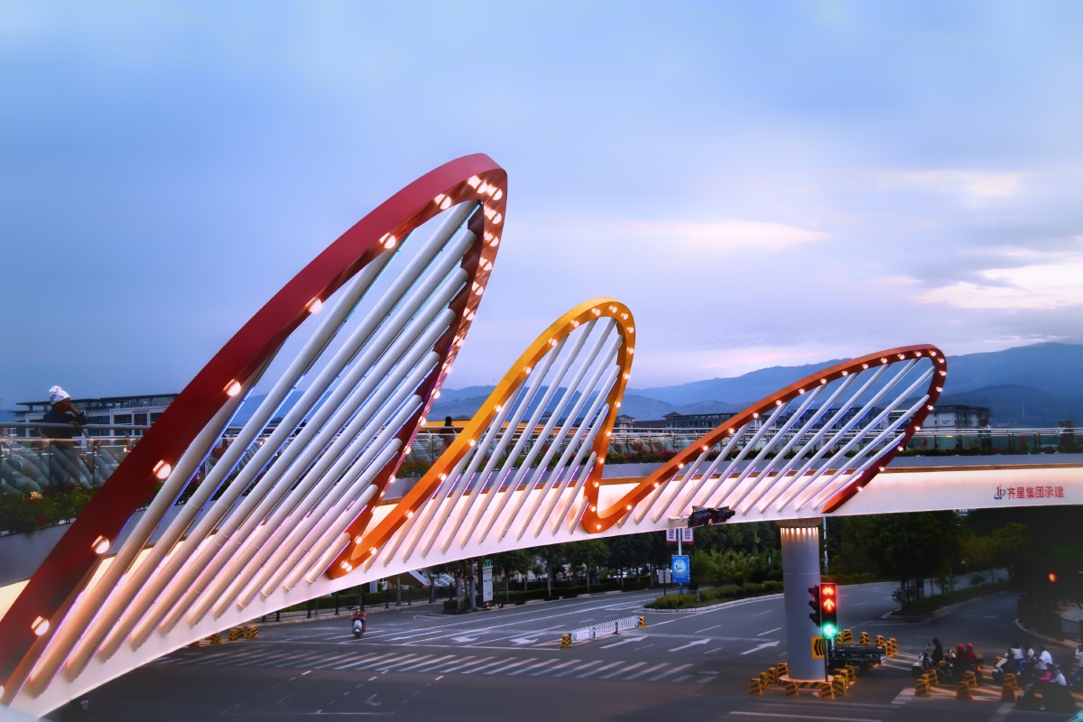 傍晚时分的云南蒙自人行天桥掠影摄于红河大道与凤凰路交叉口