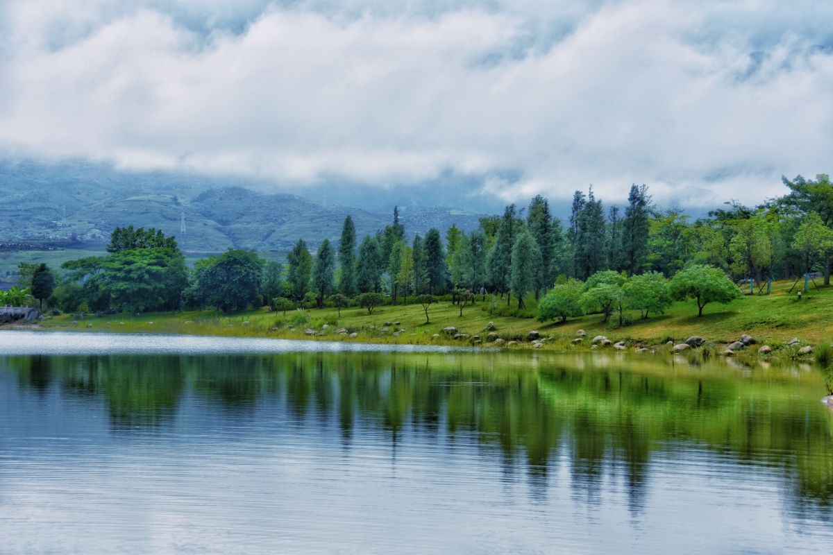 湖面,绿树,倒影,青山和天空(3),摄于云南省蒙自市滇南绿洲生态园