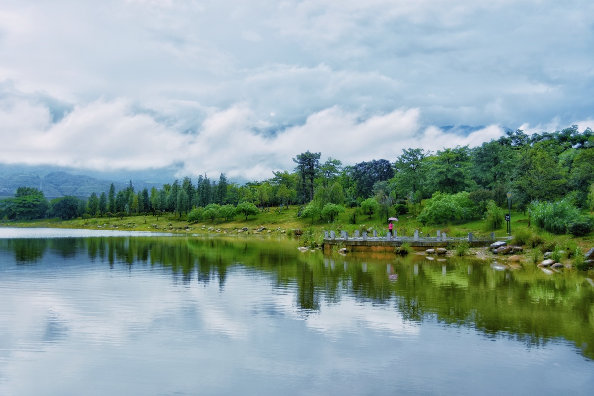 湖面绿树倒影青山和天空2摄于云南省蒙自市滇南绿洲生态园