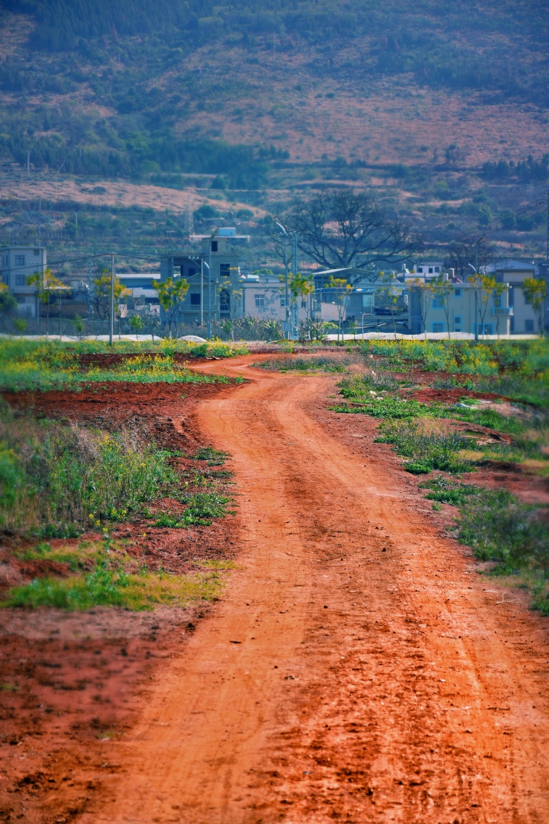 红土高原上的田间小道3摄于云南省红河州蒙自市天碧色寨附近
