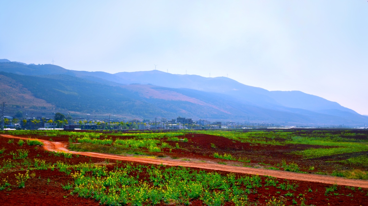 红土高原上的田间小道1摄于云南省红河州蒙自市天碧色寨附近