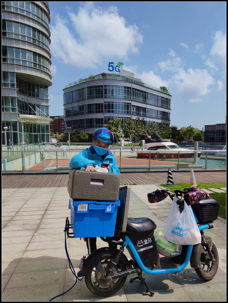 北外滩5g全球创新港前的盒马配送员