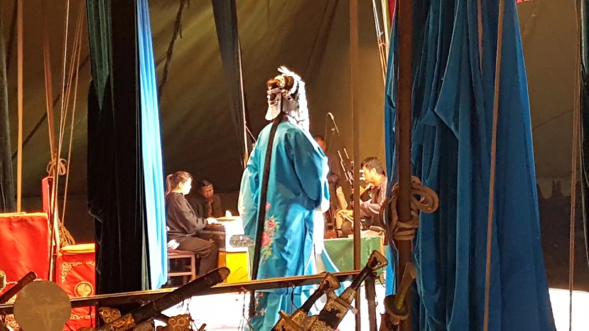 后台在戏台后台准备出场演出的戏曲演员