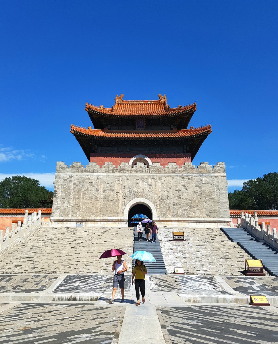 光绪崇陵明楼光绪崇陵明楼前的打伞游客