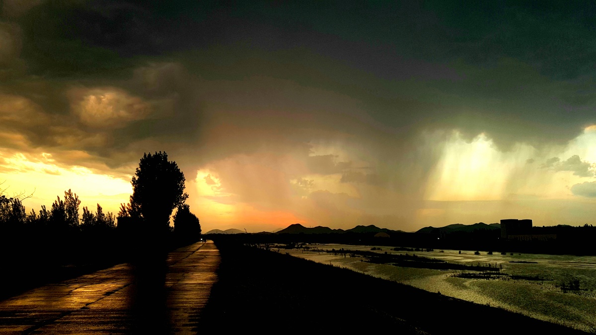 暴风骤雨易水河此河在河北易县境内燕太子丹在此地送别荆轲刺秦留下风