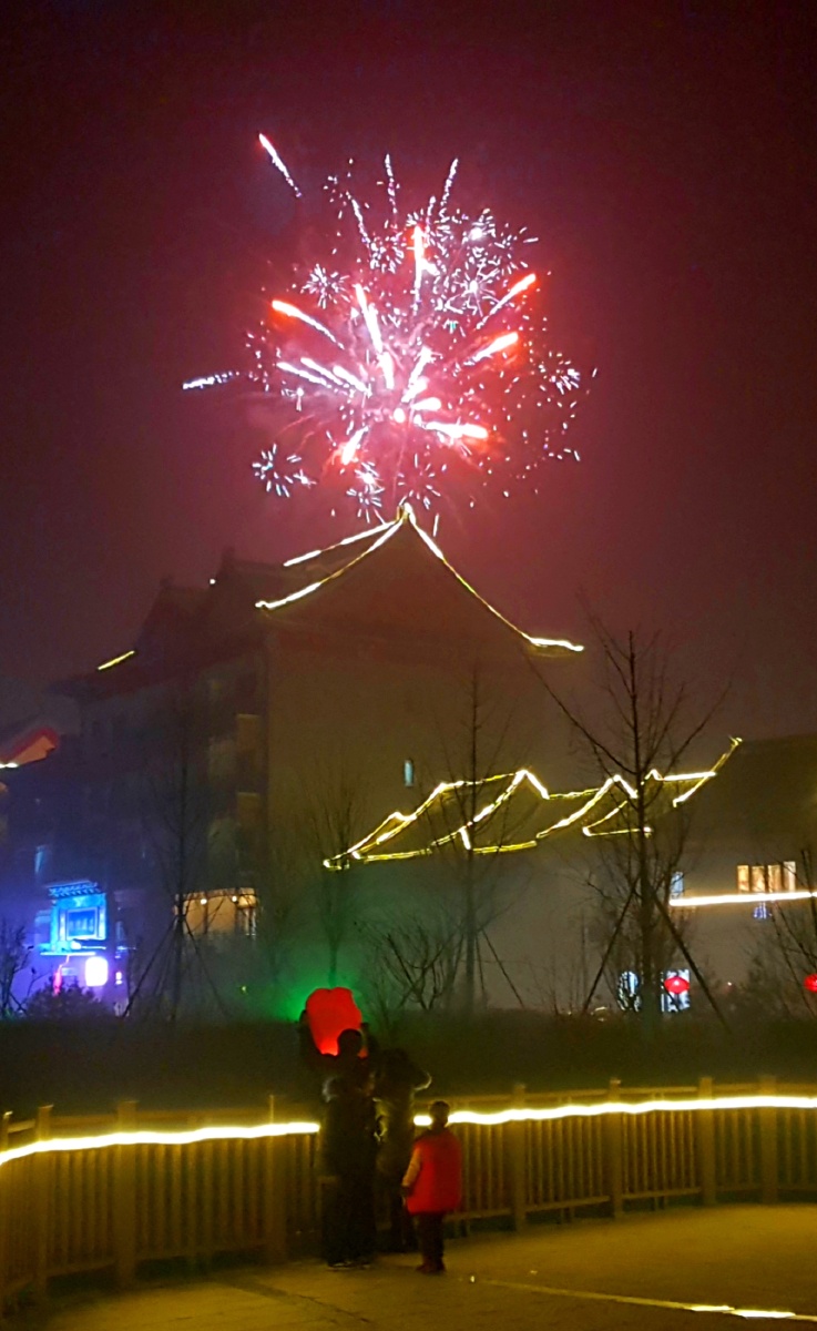 爆竹声中一岁除夜晚一家人在易县燕都古城广场观看烟花