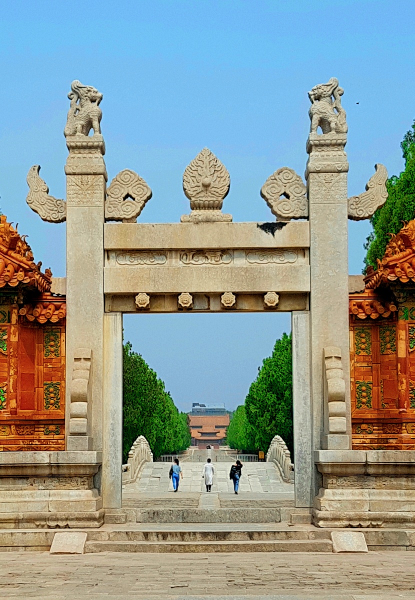 画中游河北易县清西陵泰陵龙凤门中的游人