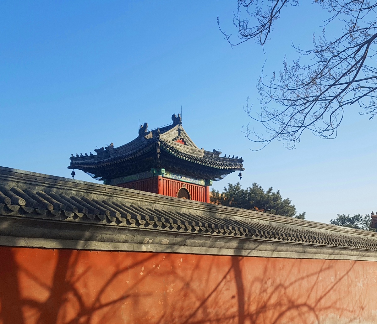 光影红墙河北易县清西陵永福寺一角