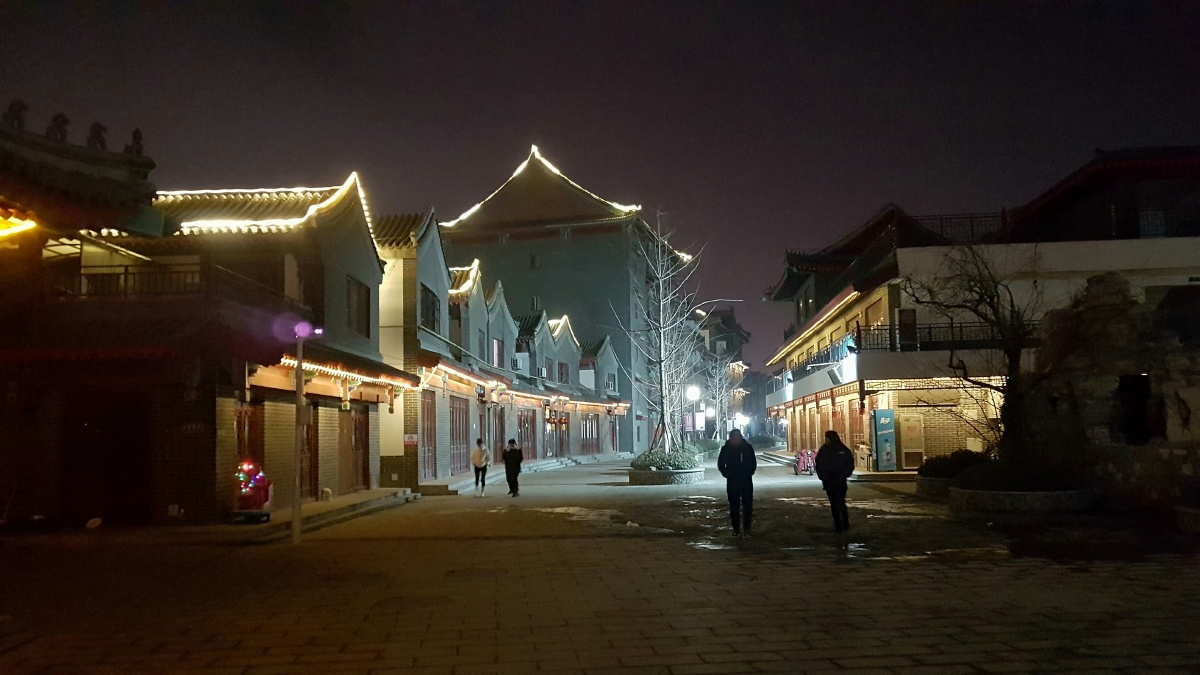 清冷的冬夜寒冷的冬夜在易县燕都古城几个行人行走在冷清街道上