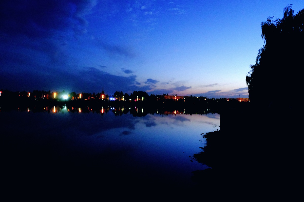 夜晚映衬的湖水