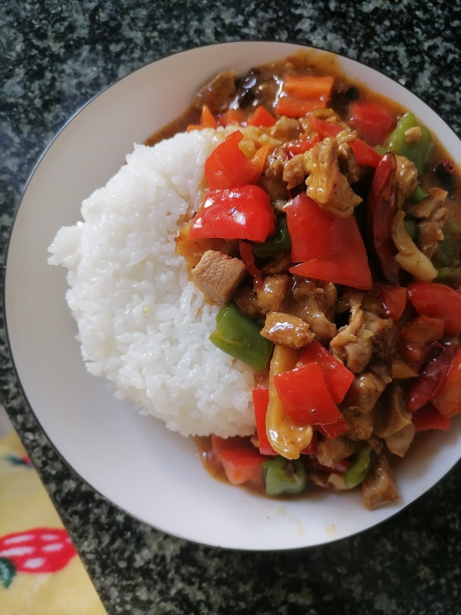 一个人的午餐,就吃辣子鸡丁盖饭吧.