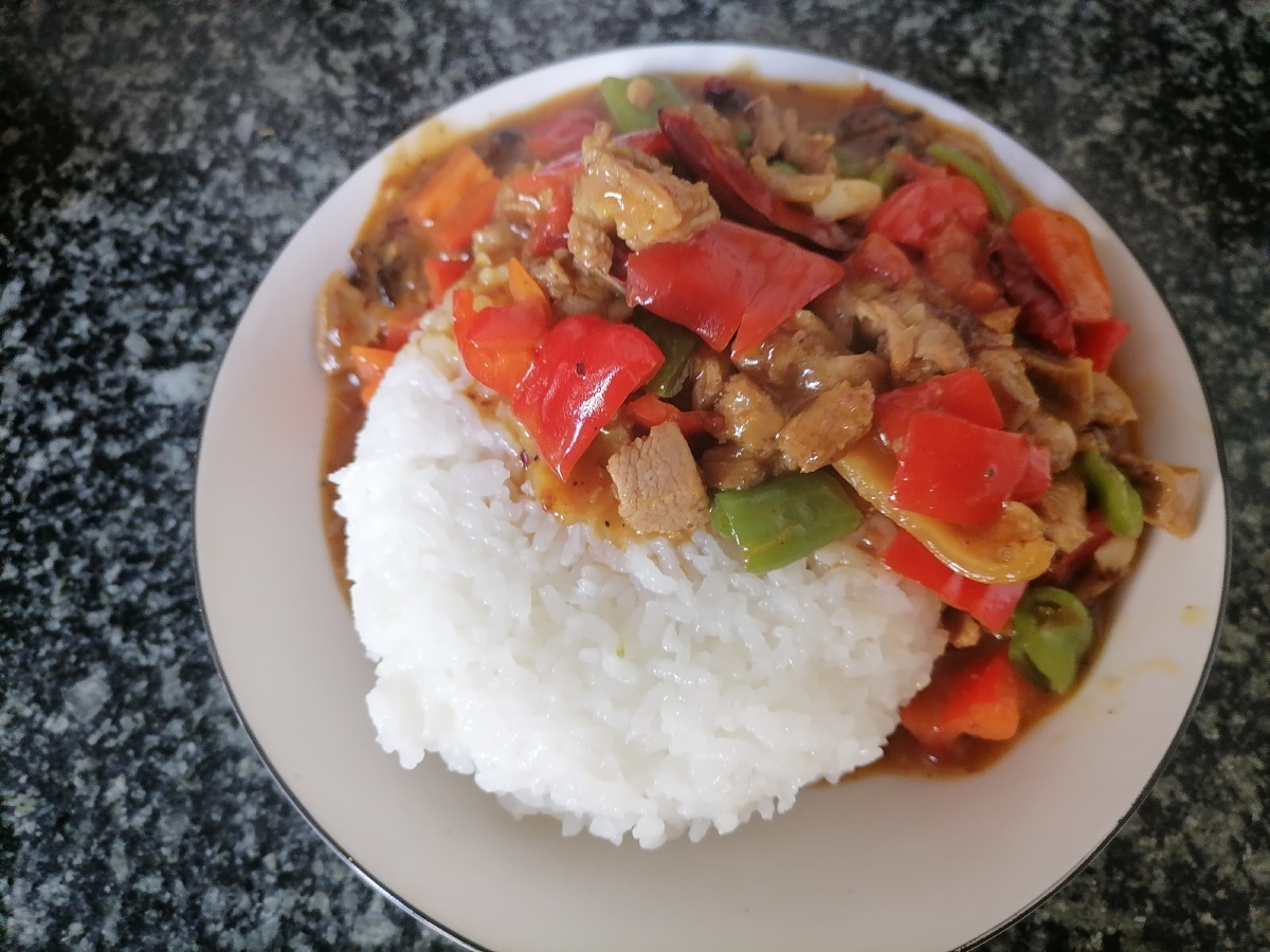 一个人的午餐,就吃辣子鸡丁盖饭吧.