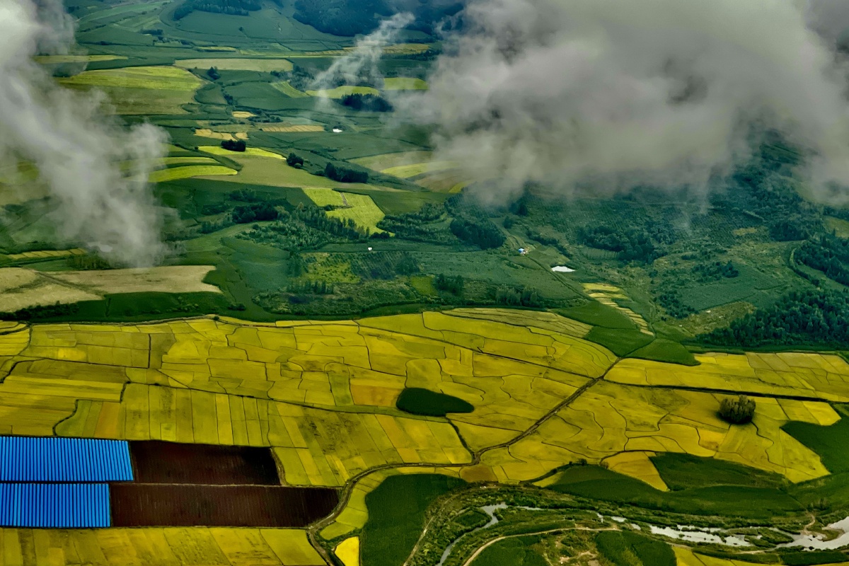 鸟瞰大地烟囱道路河流田野
