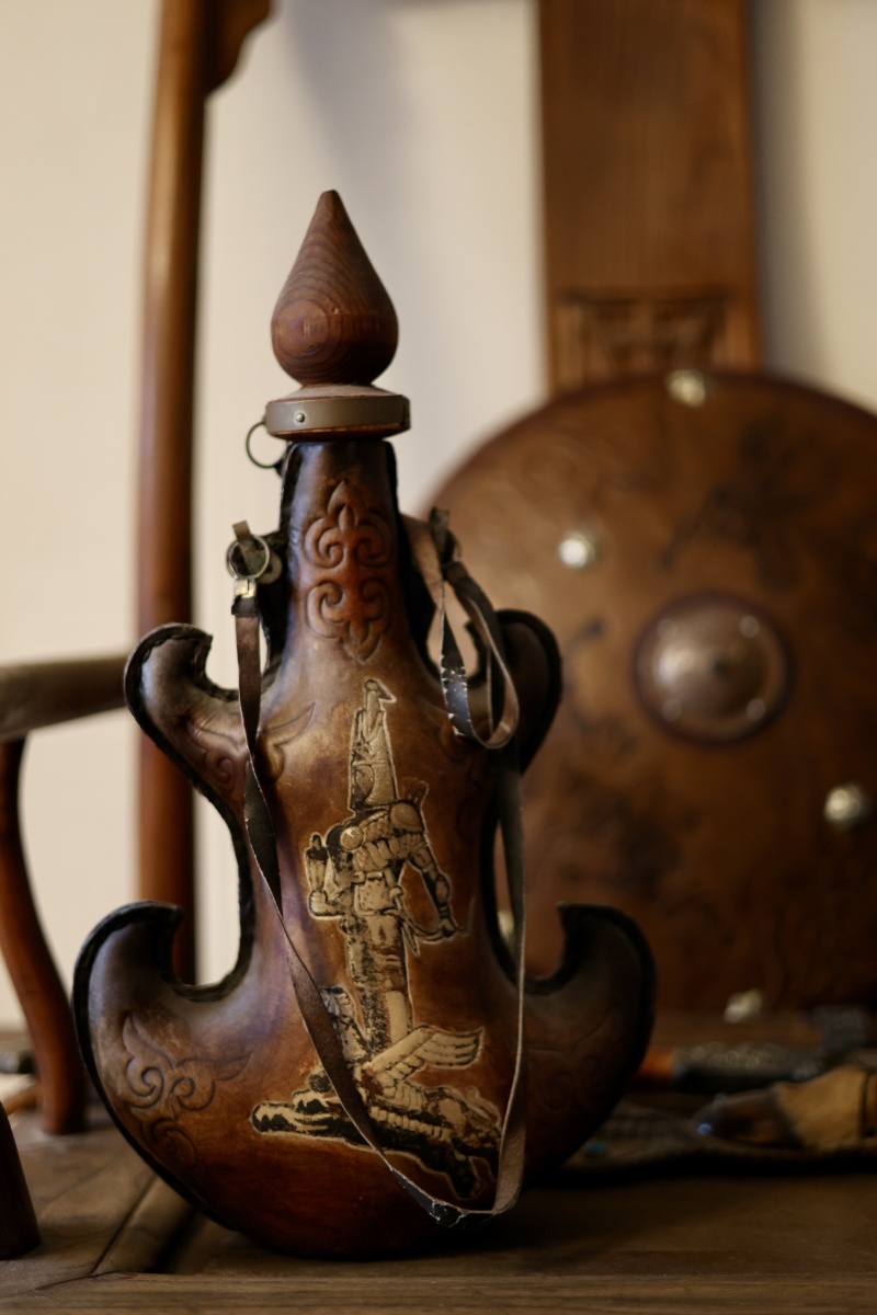 蒙古水壶和盾牌