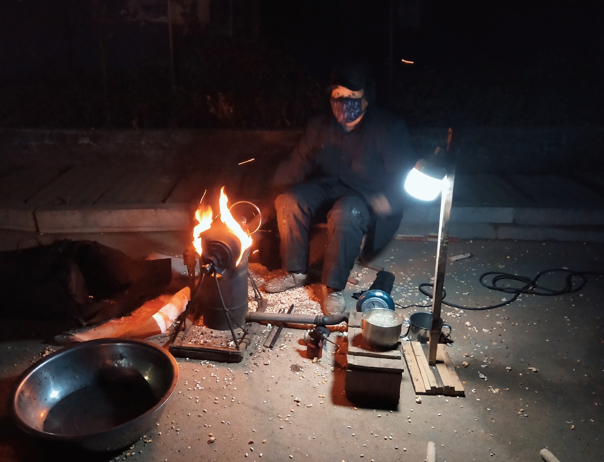 深夜里的打爆米花老人