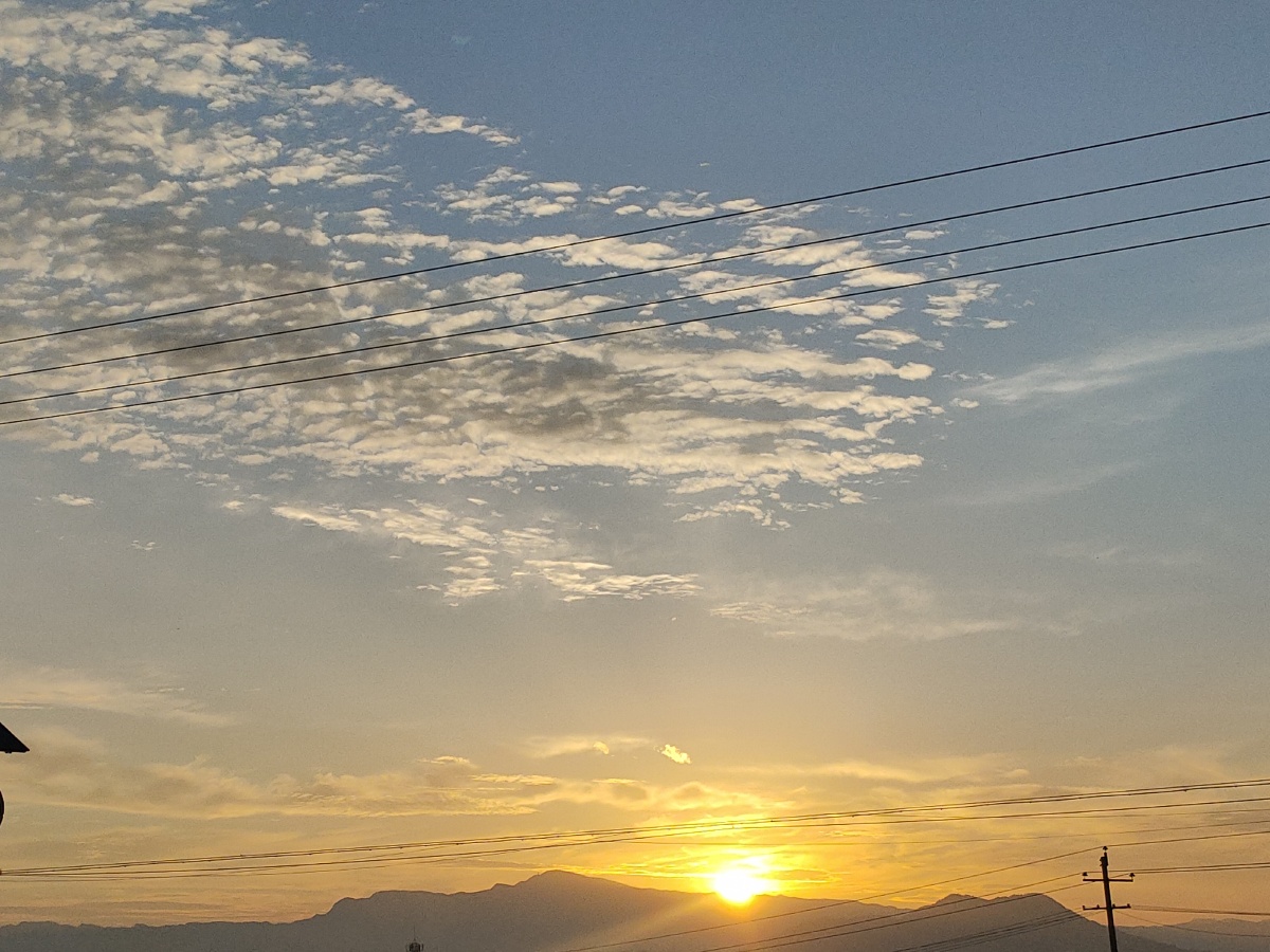 清晨六点初升的太阳