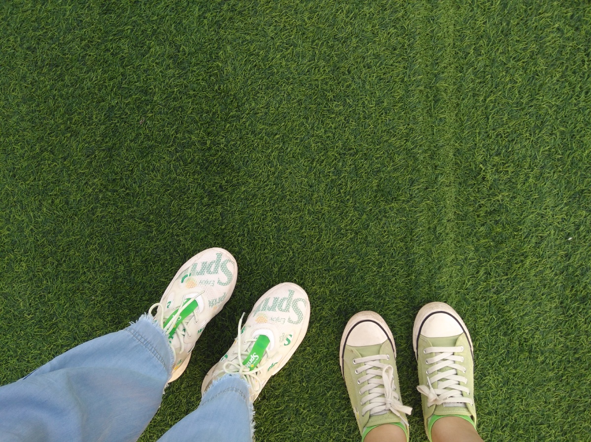 绿绿的草坪和两双脚,和平美好的友谊