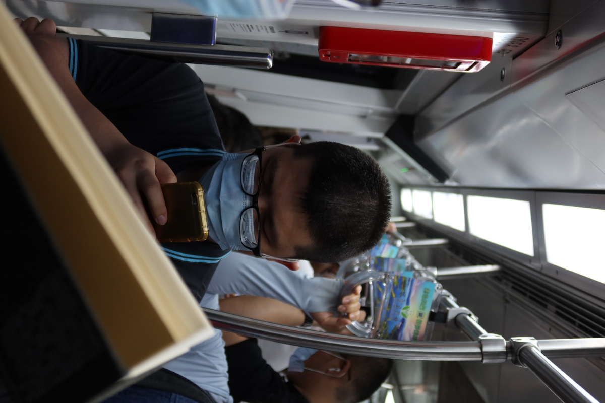 挤地铁的上班族