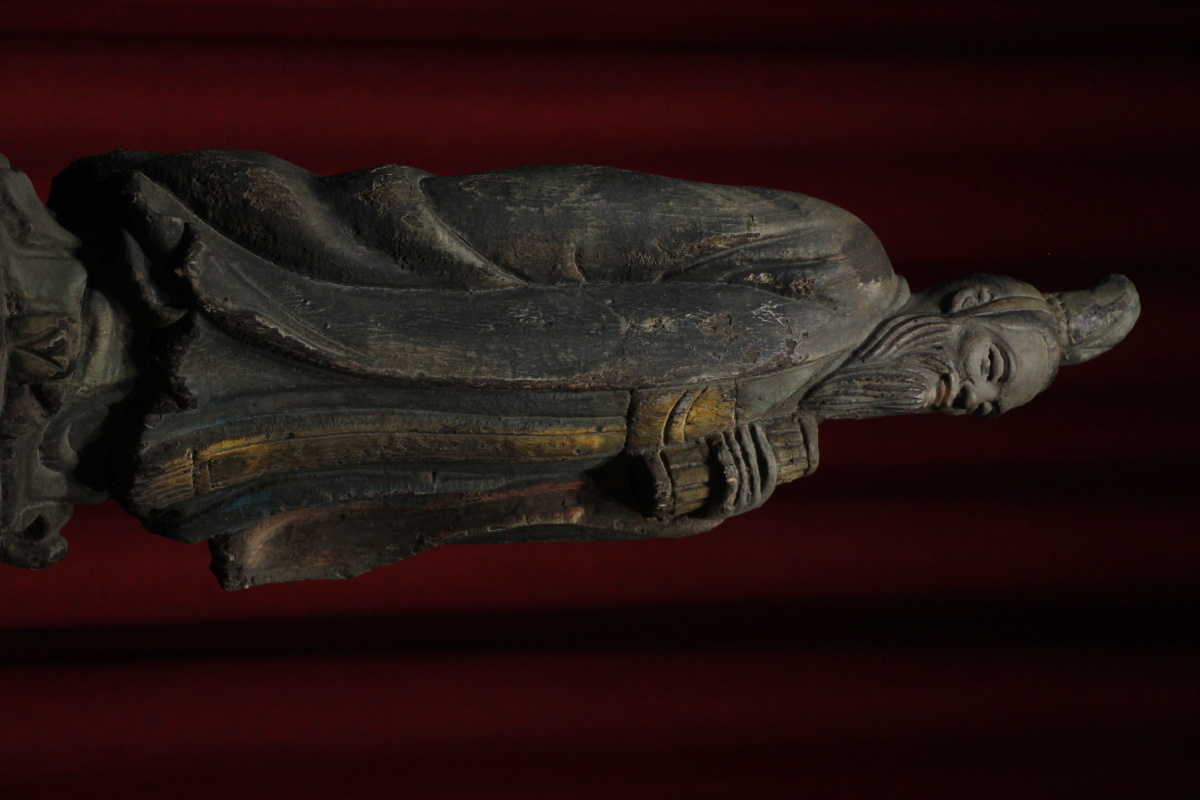 孟子立像孟子头戴峨冠宽衣博带一手持书卷于胸前一手背于身后立于高台