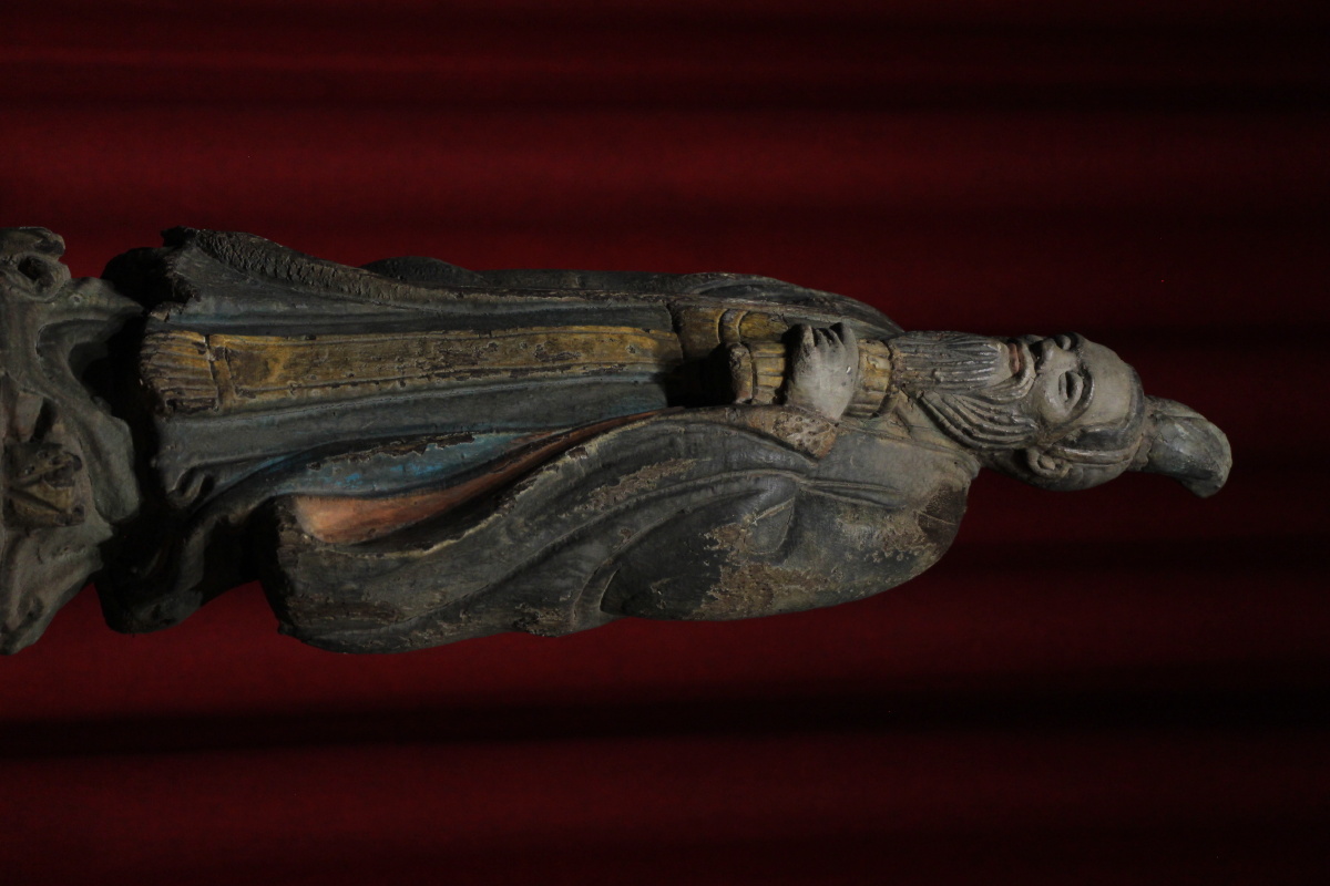 孟子立像孟子头戴峨冠宽衣博带一手持书卷于胸前一手背于身后立于高台