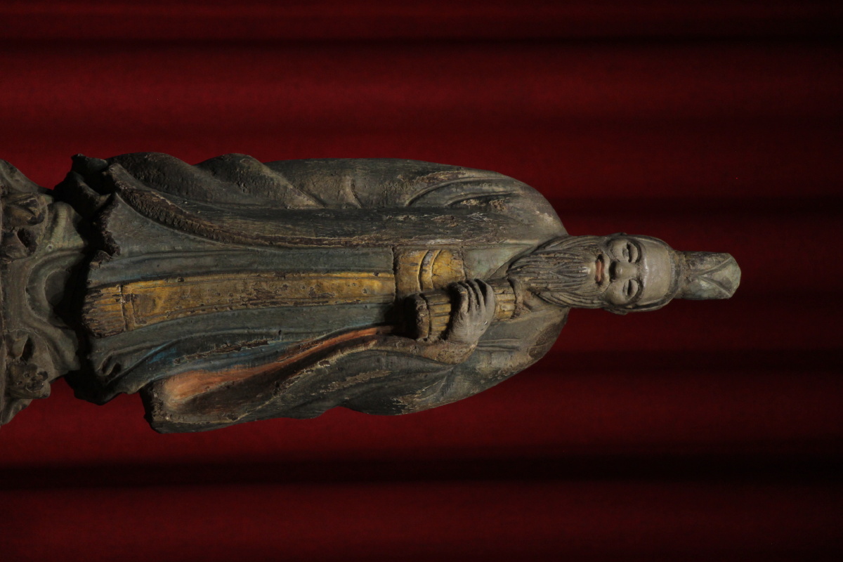 孟子立像孟子头戴峨冠宽衣博带一手持书卷于胸前一手背于身后立于高台