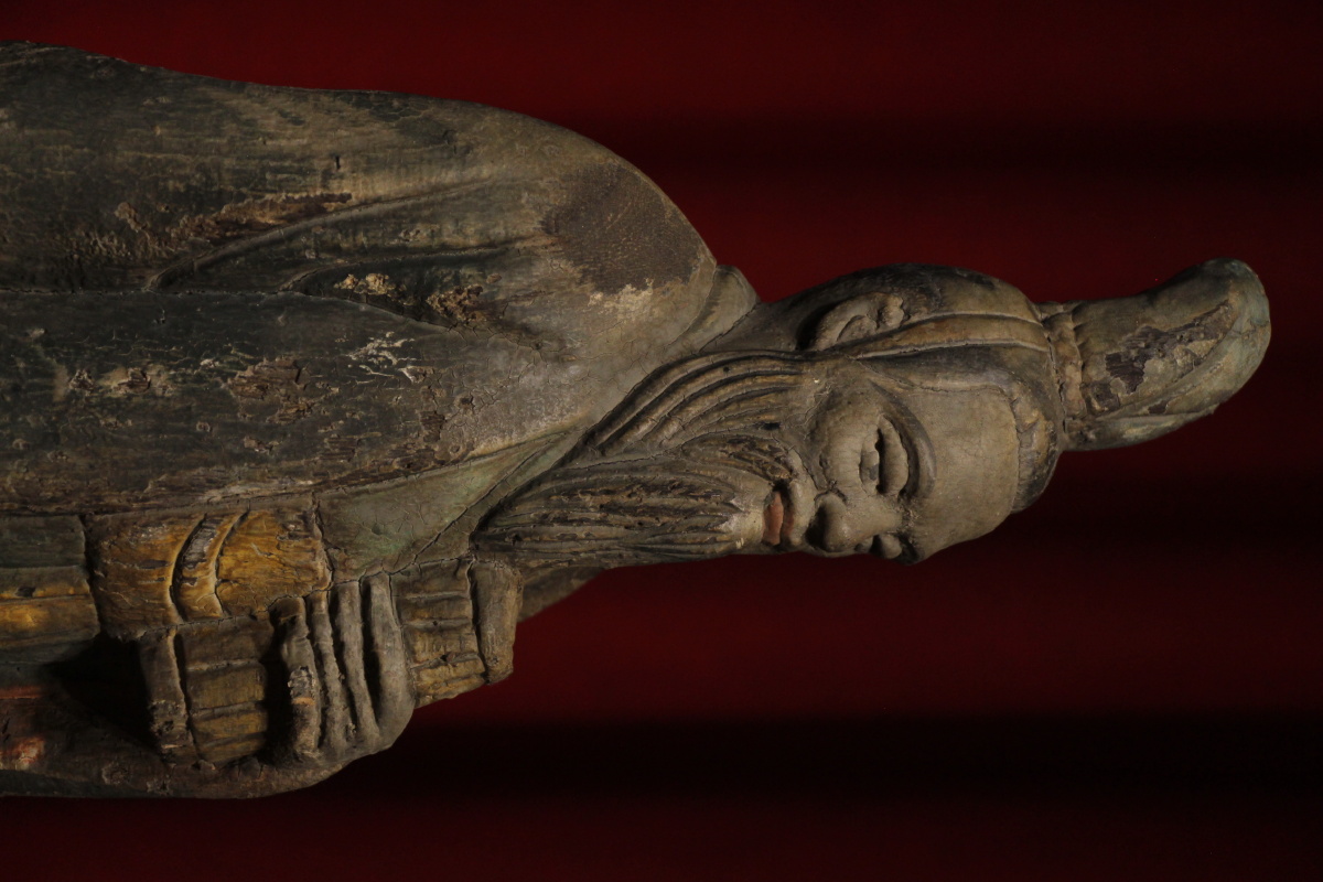 孟子立像孟子头戴峨冠宽衣博带一手持书卷于胸前一手背于身后立于高台