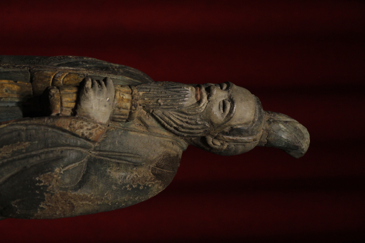 孟子立像孟子头戴峨冠宽衣博带一手持书卷于胸前一手背于身后立于高台