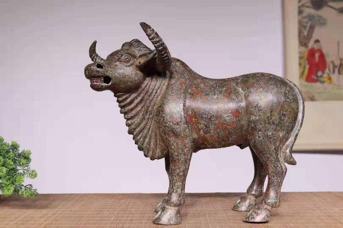 藏品重器青铜牛青铜器器型较大做工精细造像独特包浆厚重气势雄伟可书
