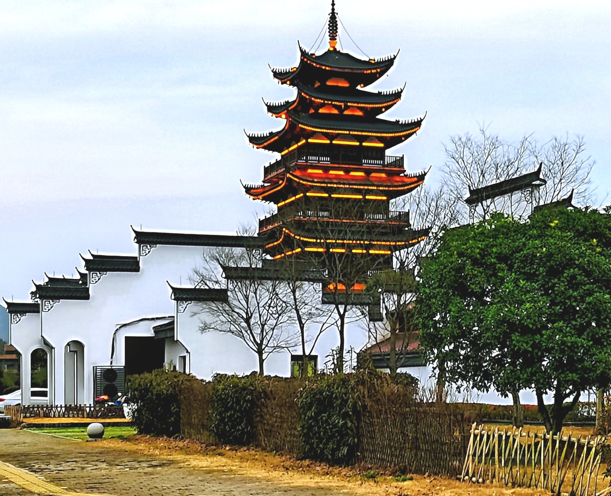 1959年新安冮大坝建成蓄水形成千岛湖,奎文塔和遂安古城一并沉